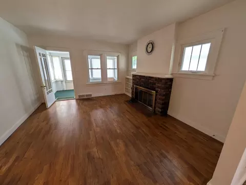 Living - 627 W Monroe St, Jackson, MI 49202 photo 1 of 4