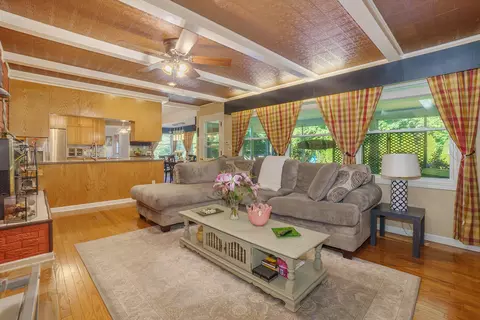Living - 906 Walnut St, Three Rivers, MI 49093 photo 5 of 5