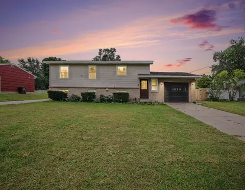 1825 Oak Park Dr, Muskegon, MI 49442
