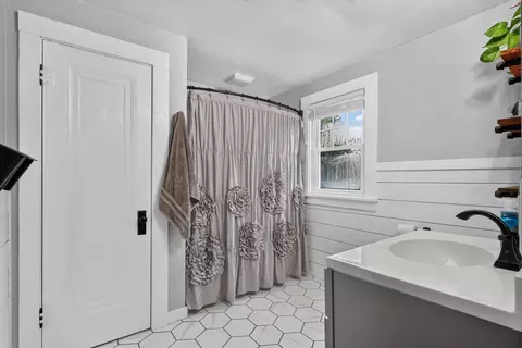 Bath - 442 Riverview Dr, Plainwell, MI 49080 photo 2 of 3