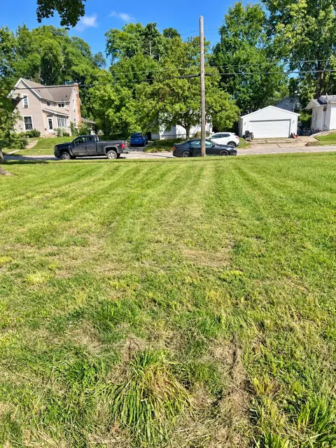 704 Irving St, Jackson, MI 49202 photo 2