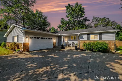 5581 Edgelawn Dr SE, Kentwood, MI 49508
