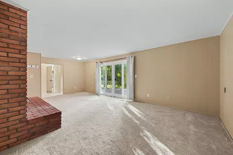 Living - 1337 Badgley Rd, Jackson, MI 49203 photo 4 of 7