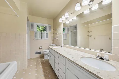 Bath - 1337 Badgley Rd, Jackson, MI 49203 photo 2 of 5