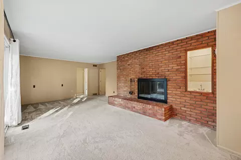 Living - 1337 Badgley Rd, Jackson, MI 49203 photo 3 of 7