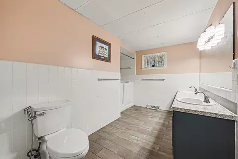 Bath - 1337 Badgley Rd, Jackson, MI 49203 photo 4 of 5