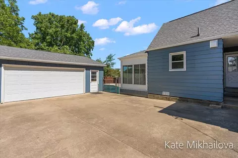 Exterior - 850 Upton Ave, Springfield, MI 49037 photo 5 of 12