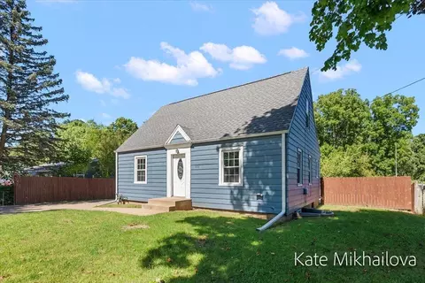 Exterior - 850 Upton Ave, Springfield, MI 49037 photo 4 of 12