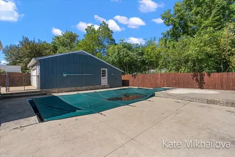 Exterior - 850 Upton Ave, Springfield, MI 49037 photo 7 of 12