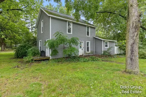 404 Pine St, Howard City, MI 49329