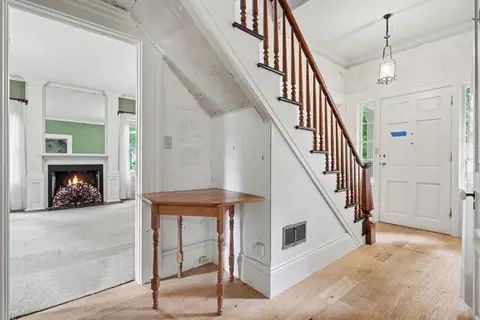 Entry Way - 413 E Mansion St, Marshall, MI 49068 photo 1 of 2