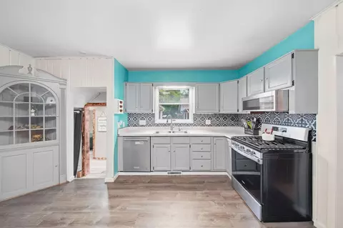 Kitchen - 865 Winifred St, Jackson, MI 49202 photo 3 of 4