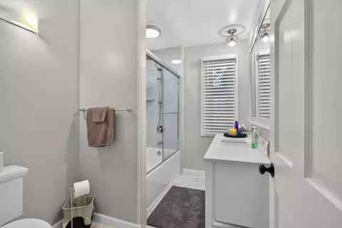 Bath - 163 Robinson Rd, Jackson, MI 49203 photo 5 of 8