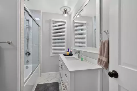 Bath - 163 Robinson Rd, Jackson, MI 49203 photo 6 of 8