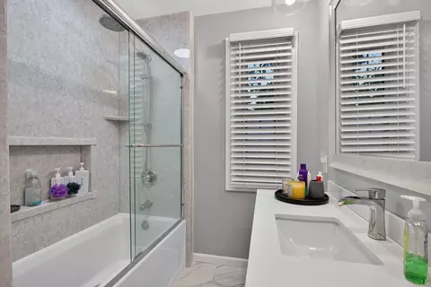 Bath - 163 Robinson Rd, Jackson, MI 49203 photo 7 of 8