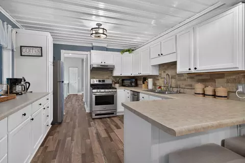 Kitchen - 163 Robinson Rd, Jackson, MI 49203 photo 2 of 4