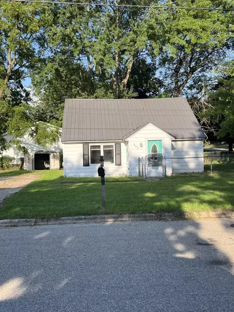 221 Hillcrest Ave, Fremont, MI 49412