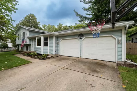 890 Gabrielle Ct NE, Grand Rapids, MI 49505