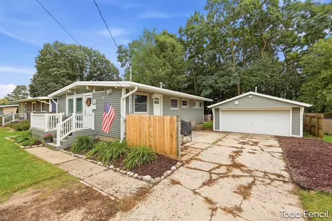 138 Highland Dr NE, Rockford, MI 49341