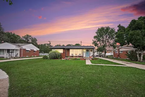 17663 Dolores St, Livonia, MI 48152