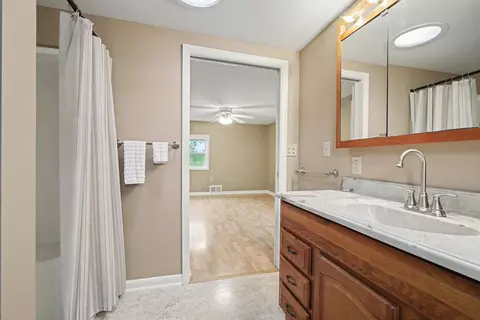 Bath - 5670 Trailer Park Dr, Jackson, MI 49201 photo 1 of 2