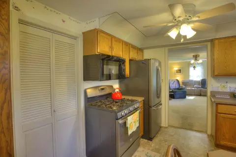 Kitchen - 2300 Oleary Rd, Jackson, MI 49201 photo 4 of 9