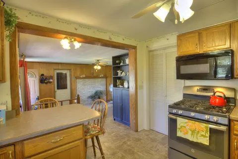 Kitchen - 2300 Oleary Rd, Jackson, MI 49201 photo 3 of 9