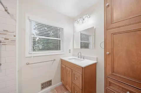 Bath - 1239 Breezy Ln, Jackson, MI 49201 photo 5 of 6