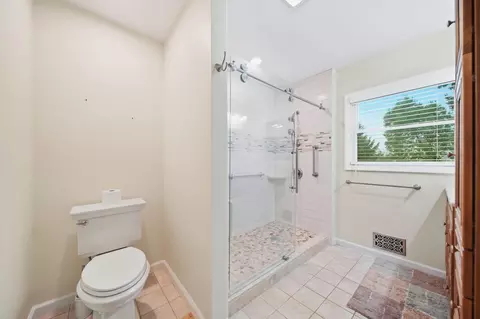 Bath - 1239 Breezy Ln, Jackson, MI 49201 photo 3 of 6