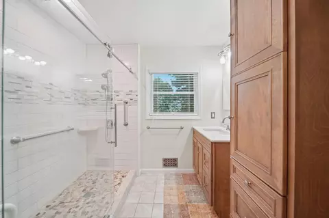 Bath - 1239 Breezy Ln, Jackson, MI 49201 photo 4 of 6