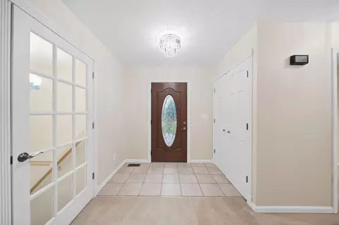 Entry Way - 1239 Breezy Ln, Jackson, MI 49201 photo 1 of 2
