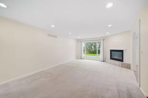 Living - 1239 Breezy Ln, Jackson, MI 49201 photo 4 of 5