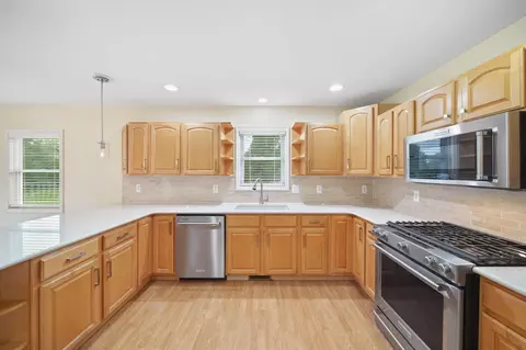 Kitchen - 1239 Breezy Ln, Jackson, MI 49201 photo 3 of 6