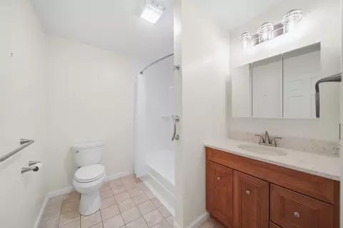 Bath - 1239 Breezy Ln, Jackson, MI 49201 photo 1 of 6