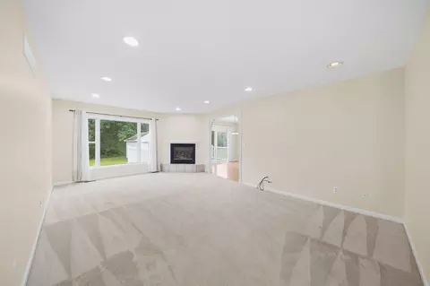 Living - 1239 Breezy Ln, Jackson, MI 49201 photo 2 of 5