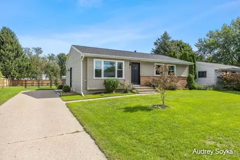 237 Roberta Jayne Dr SE, Lowell, MI 49331 photo 2