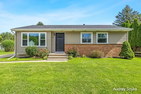 237 Roberta Jayne Dr SE, Lowell, MI 49331 photo 1