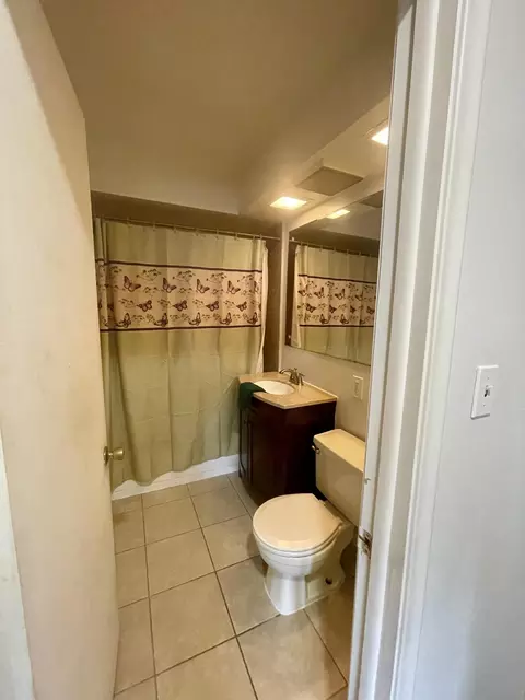 Bath - 21850 Cunningham Ave, Warren, MI 48091 photo 1 of 1