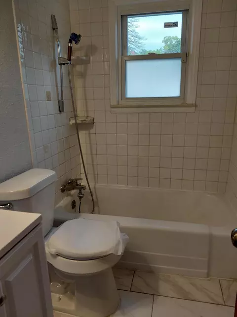 Bath - 2952 Nathan Ave, Flint, MI 48506 photo 5 of 5