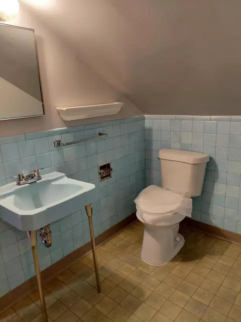 Bath - 2952 Nathan Ave, Flint, MI 48506 photo 4 of 5