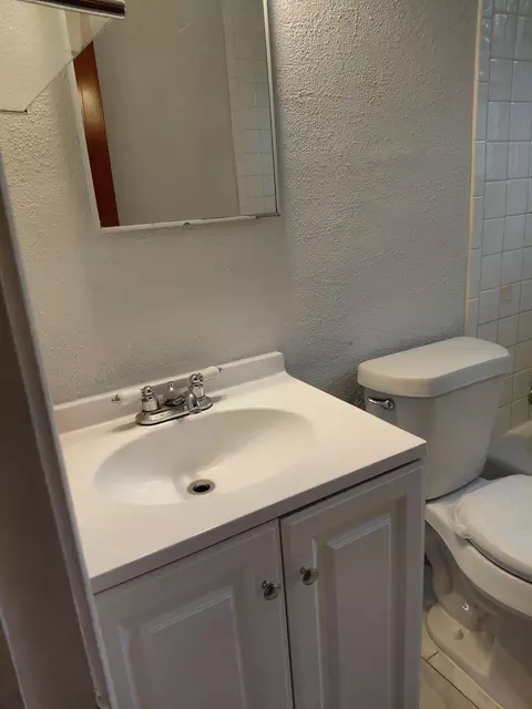 Bath - 2952 Nathan Ave, Flint, MI 48506 photo 1 of 5