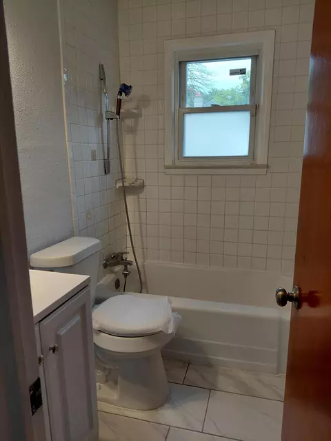 Bath - 2952 Nathan Ave, Flint, MI 48506 photo 2 of 5