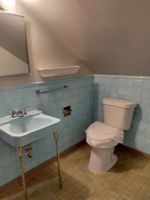 Bath - 2952 Nathan Ave, Flint, MI 48506 photo 3 of 5