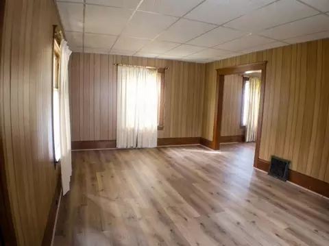 132 Wall St, Jackson, MI 49203 photo 2