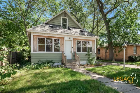 2928 Baker St, Muskegon Heights, MI 49444