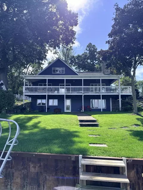 11482 E Shore Dr, Delton, MI 49046