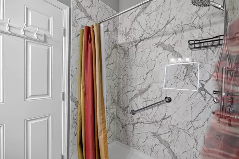 Bath - 1967 Coventry Cir, Jackson, MI 49201 photo 4 of 5
