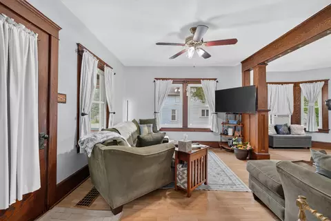 Living - 223 Pierce Ave, Jackson, MI 49203 photo 2 of 2