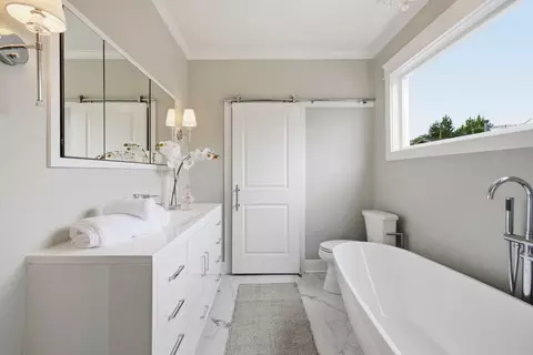 Bath - 110 Sycamore St E, Three Oaks, MI 49128 photo 3 of 6
