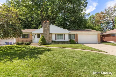 1127 Maplegrove Dr NW, Grand Rapids, MI 49504